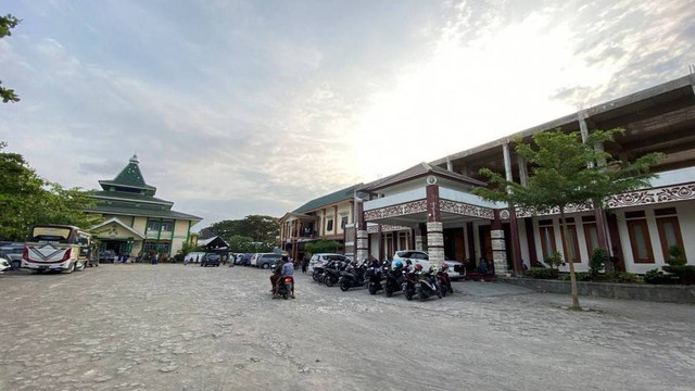 Eko Kuntadhi Akan Sowan, Pondok Lirboyo Kediri Siapkan Penyambutan