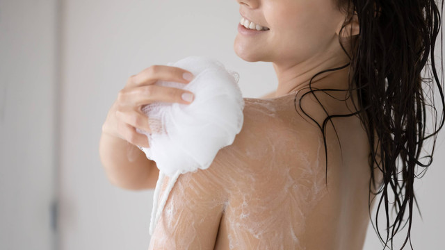 Ilustrasi shower puff untuk mandi. Foto: fizkes/Shutterstock