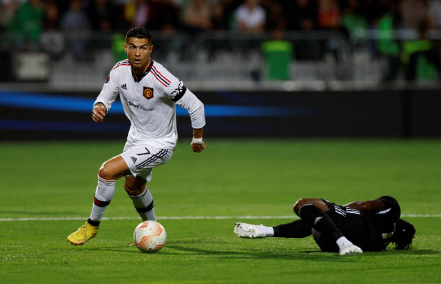 Pemain Manchester United Cristiano Ronaldo berusaha melewati pemain Sheriff Tiraspol pada pertandingan Grup E Liga Europa di Stadion Zimbru, Chisinau, Moldova. Foto: Peter Cziborra/REUTERS