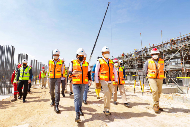 Menteri Energi dan Sumber Daya Mineral Arifin Tasrif (kedua dari kanan) didampingi Presiden Direktur PT Freeport Indonesia Tony Wenas saat melakukan kunjungan kerja ke proyek smelter baru PTFI, di Kawasan Ekonomi Khusus (KEK) JIIPE, Gresik. Foto: Dok. PTFI