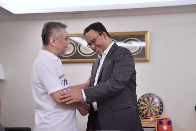Anies Baswedan (kanan) berbincang dengan teman lama, Yusuf Bagarib, di Singapura. Foto: Instagram/@aniesbaswedan