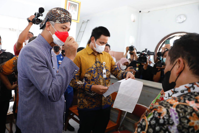 Gubernur Jateng Ganjar Pranowo meninjau antrean pembelian solar di SPBN Pertamina di Kampung Nelayan Bandengan, Kecamatan Kendal, Kabupaten Kendal, Kamis (15/9). Foto: Dok. Istimewa