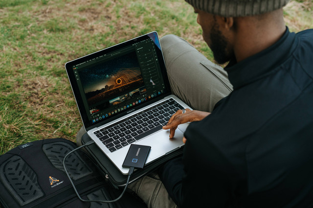 Ilustrasi cara cek kesehatan SSD pada laptop. Foto: Unsplash. 