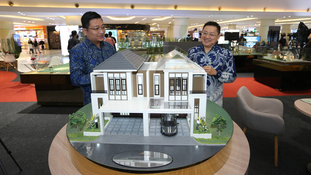 Head of Regional Marketing Podomoro Karawang Emil S Utomo (kiri) , bersama Presiden Direktur PT Era Indonesia Darmadi Darmawangsa sedang meninjau maket Kota Kertabumi Karawang usai Webinar Agung Podomoro Wujudkan Karawang Is The Future. Foto: Dok. Agung Podomoro 