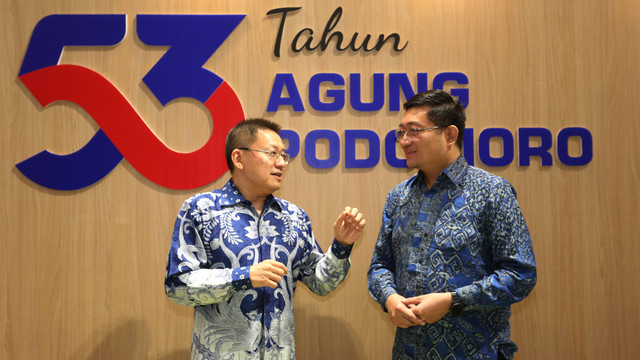 Head of Regional Marketing Podomoro Karawang Emil S Utomo (kanan), bersama Presiden Direktur PT Era Indonesia Darmadi Darmawangsa (kiri) saat berdiskusi dalam Webinar Agung Podomoro Wujudkan Karawang Is The Future. Foto: Dok. Agung Podomoro 