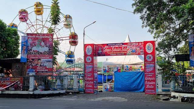 Gapura pasar malam Sekaten di Alun-alun Utara Keraton Solo. FOTO: Fernando Fitusia