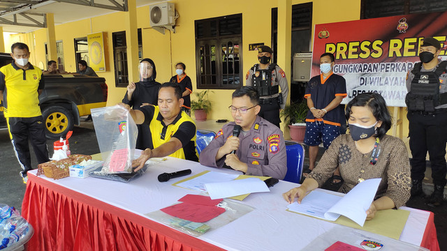 Polisi menunjukkan barang bukti berupa sebilah pisau yang digunakan tersangka Syamsul saat menganiaya Chairul Huda beberapa waktu lalu. Foto: Lukman Hakim/InfoPBUN