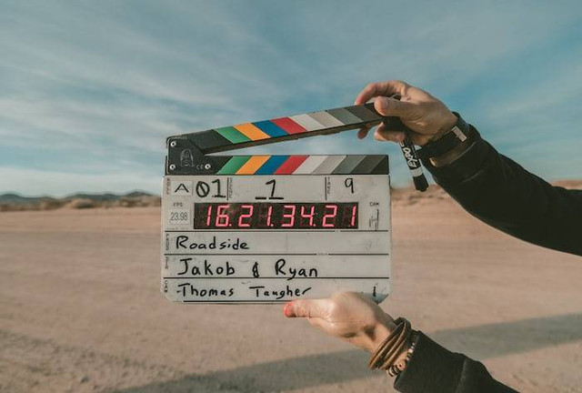 Ilustrasi Sinopsis Film Mendarat Darurat. Foto: dok. Jakob Owens (Unsplash.com)