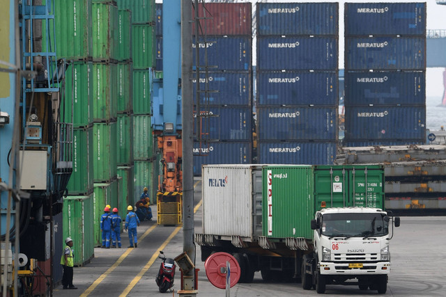 Aktivitas bongkar muat kontainer berlangsung di Pelabuhan Tanjung Priok, Jakarta, Jumat (16/9/2022). Foto: Aditya Pradana Putra/Antara Foto