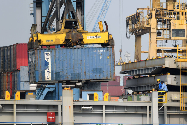 Aktivitas bongkar muat kontainer berlangsung di Pelabuhan Tanjung Priok, Jakarta, Jumat (16/9/2022). Foto: Aditya Pradana Putra/Antara Foto