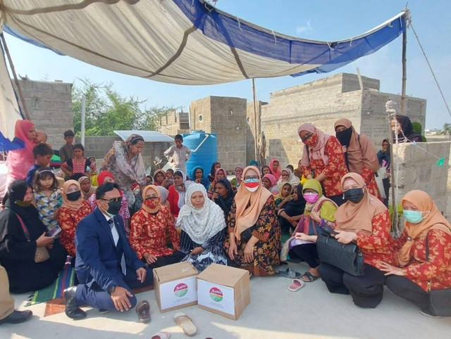 Pemberian bantuan dari KJRI Karachi kepada warga terdampak banjir Pakistan yang ditampung di rumah WNI. Foto: Dok. Istimewa