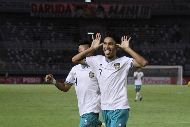 Pemain Timnas U-19 Indonesia Marselino Ferdinan melakukan selebrasi bersama rekannya usai mencetak gol ke gawang Timnas U-19 Hong Kong pada babak kualifikasi Piala Asia U-20 2023 Grup F di Stadion Gelora Bung Tomo, Surabaya, Jumat (16/9/2022). Foto: Moch Asim/ANTARA FOTO