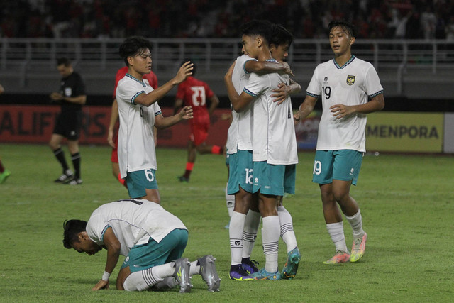 Pemain Timnas U-19 Indonesia Marselino Ferdinan (kanan) melakukan selebrasi usai mencetak gol ke gawang Timnas U-19 Hong Kong pada babak kualifikasi Piala Asia U-20 2023 Grup F di Stadion Gelora Bung Tomo, Surabaya, Jawa Timur, Jumat (16/9/2022). Foto: Moch Asim/ANTARA FOTO