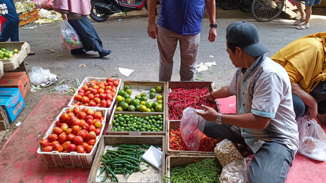 Penjual bahan pokok di Pasar Palmerah, Sabtu (17/9/2022). Foto: Narda Margaretha Sinambela/kumparan