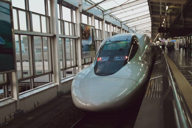 Cara naik shinkansen di Jepang, Foto oleh Mariola Grobleska di Unsplash