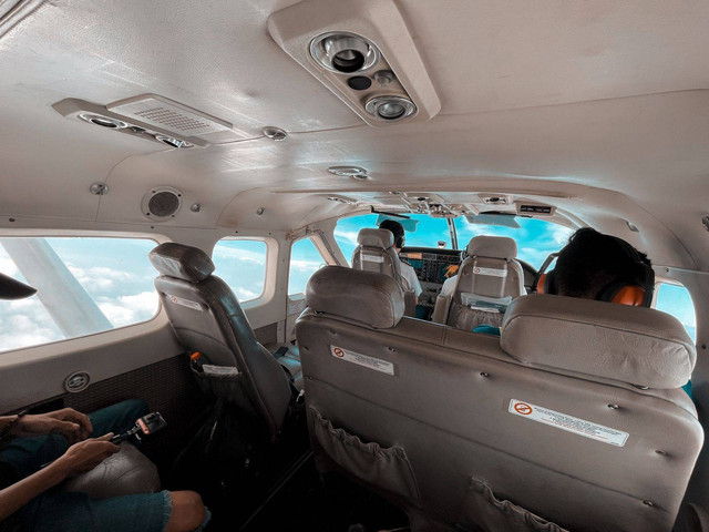 Suasana di dalam Susi Air PK-BVU (Cessna 208 Grand Caravan), Rabu (12/1/2022) | Foto: Roza Hariqo/Lampung Geh