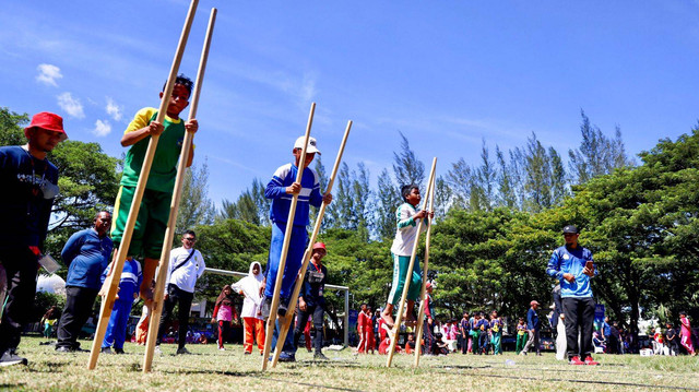 Anak-anak ikut lomba permainan tradisional di Banda Aceh. Foto: Suparta/acehkini 