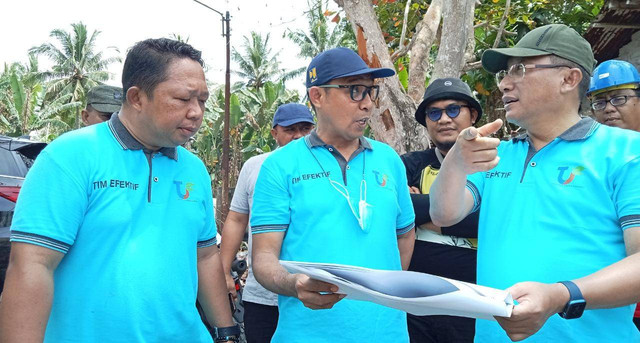 Dari kiri ke kanan, Kepala Bappelitbangda RIzal Marsaoly, Kadis PUPR  Rus'an M. Nur Taib, dan Wali Kota Ternate M. Tauhid Soleman saat meninjau pekerjaan tetrapod pelabuhan penyeberangan pulau Hiri. Foto: Sansun Sardi/cermat