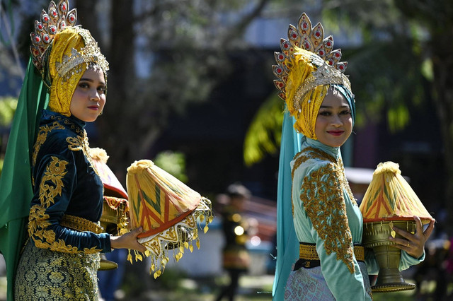 Siswa sekolah dasar mengikuti perlombaan dalam festival permainan anak tradisional di Banda Aceh, Sabtu (17/9/2022). Foto: Chaideer Mahyuddin/AFP