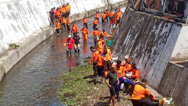 Kerja bakti membersihkan Kali Pepe yang digelar Senkom Mitra Polri dan Baguna, Sabtu (17/09/2022). FOTO: Agung Santoso