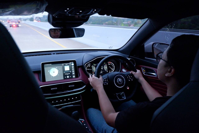 Nyetir MG HS i-Smart saat melintasi tol Trans Jawa. Foto: Aditya Pratama Niagara/kumparan