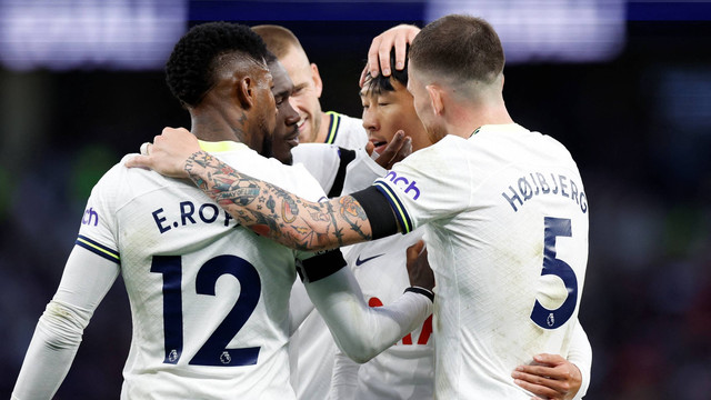 Pemain Tottenham Hotspur Son Heung-min berselebrasi dengan rekan setim usai mencetak gol keempat mereka saat hadapi Leicester City di Stadion Tottenham Hotspur, London, Inggris, Sabtu (17/9/2022). Foto: Action Images via Reuters/Peter Cziborra
