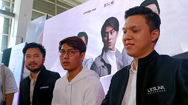 Rizky Billar dan Rudy Salim dalam perilisan game online, di kawasan Pluit, Jakarta Utara, Sabtu (17/9/2022). 
 Foto: Giovanni/kumparan