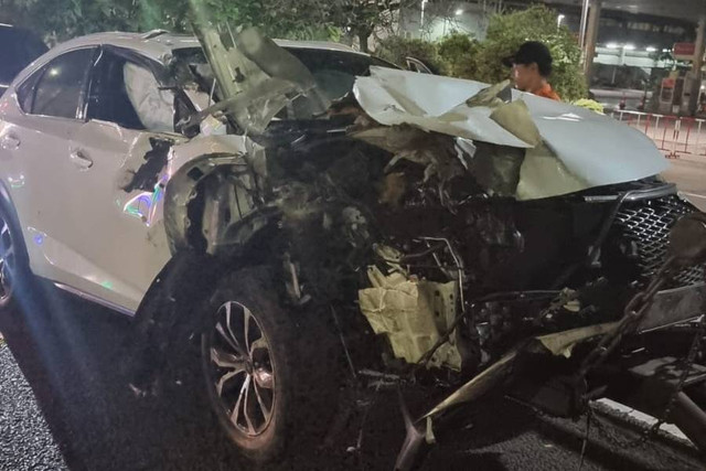 Evakuasi kendaraan yang terlibat kecelakaan di KM 11.200 Tol dalam kota, Semanggi arah Tomang, Jakarta, Minggu (18/9/2022). Foto: Twitter/@TMCPoldaMetro