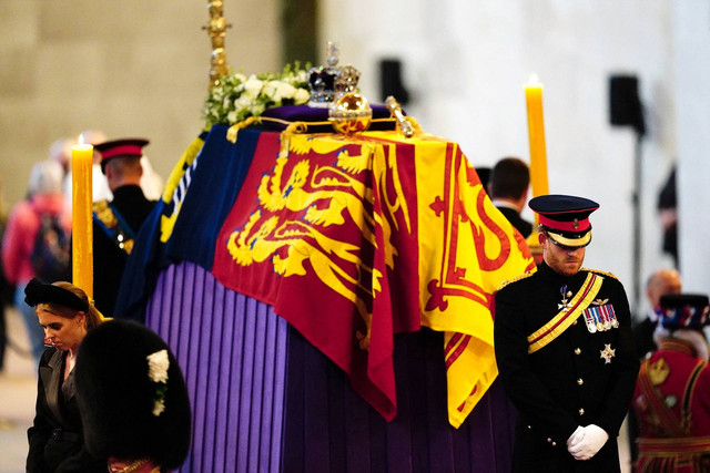 Pangeran Harry bersama para sepupunya saat prosesi jaga peti mati Ratu Elizabeth II, di catafalque di Westminster Hall, London, Inggris, Sabtu (17/9/2022). Foto: Aaron Chown/Pool via REUTERS