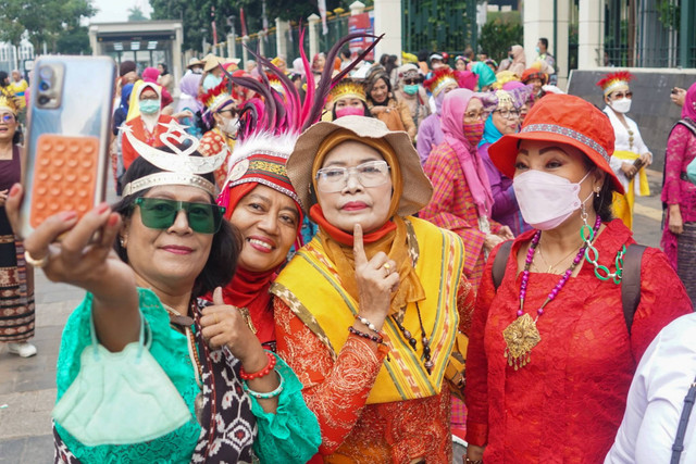 Perkumpulan Perempuan Berkebaya Indonesia dan Indonesia Menari melakukan acara jalan sehat di area Car Free Day (CFD) Senayan, Jakarta pada Minggu (18/9). Foto: Iqbal Firdaus/kumparan