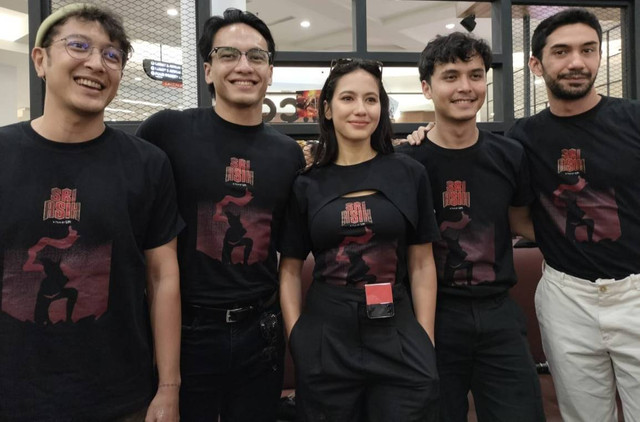 Pevita Pearce (tengah) bersama para pemeran film Sri Asih. Foto: Masruroh/Basra