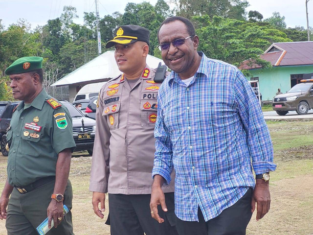 Bernad Sagrim bersama Kaplres Sorong Selatan