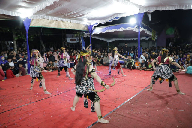 Jaringan relawan Desa untuk Ganjar (Des Ganjar) menggelar Pentas Seni Kuda Kepang se-Kabupate Semarang, di Dusun Mendut, Desa Ngrapah, Kecamatan Banyubiru, Jawa Tengah, Sabtu (17/9/2022). Foto: Dok. Istimewa