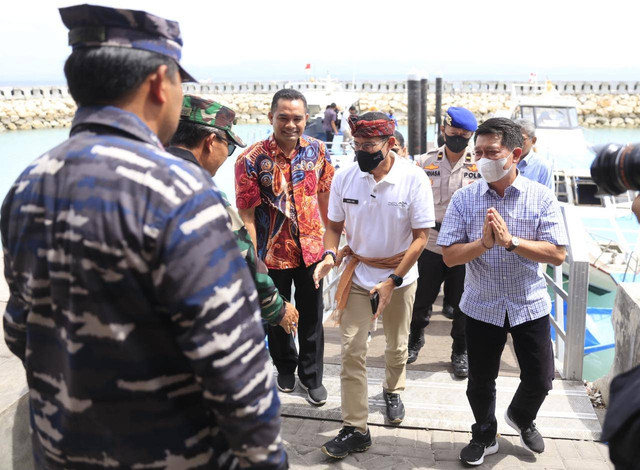 Kunjungi Nusa Penida, Sandiaga Minta Jangan Bedakan Turis Asing dan Domestik