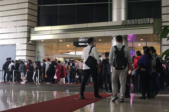 Karyawan Grand Indonesia berkumpul di Lobby Arjuna, Minggu (18/9). Foto: Ainun Nabila/kumparan