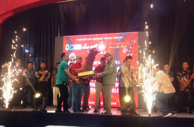 Sejumlah penghobi ikan koi yang tergabung dalam Paguyuban Koi Kuningan mengadakan 1st Bupati Kuningan Cup Koi Show 2022 di GOR Ewangga Kabupaten Kuningan, Jawa Barat. (Andri)