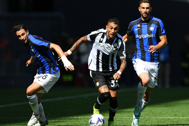 Pemain Inter Milan Mateo Darmian berebut bola dengan pemain Udinese pada pertandingan lanjutan Liga Italia di Dacia Arena, Italia. Foto: Alessandro Sabattini/Getty Images