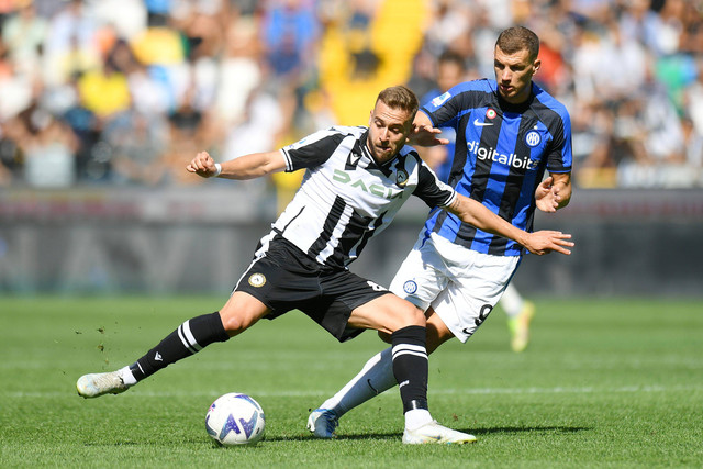 Pemain Inter Milan Nicolo Edin Dzeko berebut bola dengan pemain Udinese pada pertandingan lanjutan Liga Italia di Dacia Arena, Italia. Foto: Alessandro Sabattini/Getty Images