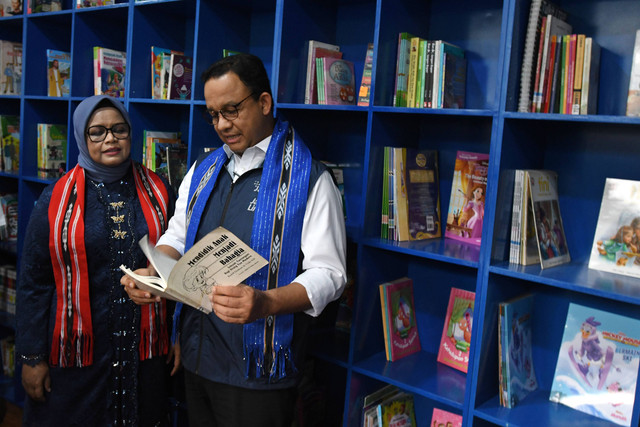 Gubernur DKI Jakarta Anies Baswedan (kanan) dan istrinya, Fery Farhati (kiri) membaca buku koleksi perpustakaan Taman Literasi Martha Christina Tiahahu dalam acara peresmian di Blok M, Jakarta Selatan, Minggu (18/9/2022).  Foto: Aditya Pradana Putra/ANTARA FOTO