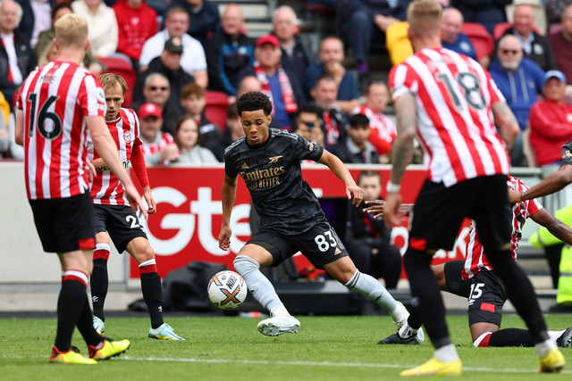 Pemain Arsenal Ethan Nwaneri saat melawan  Brentford pada pertandingan lanjutan Liga Inggris di Brentford Community Stadium, London, Inggris. 