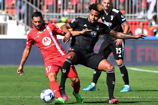 Pemain Juventus Weston McKennie berebut bola dengan pemain Monza pada pertandingan lanjutan Liga Italia di Stadion Brianteo, Monza, Italia Foto: Alberto Lingria/REUTERS