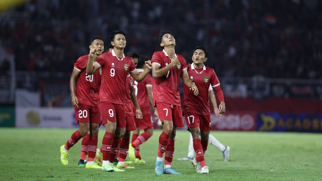 Selebrasi pemain Timnas Indonesia saat melawan Vietnam pada pertandingan babak kualifikasi Piala Asia U-20 2023 Grup F di Stadion Gelora Bung Tomo, Surabaya, Jawa Timur, Minggu (18/9/2022). Foto: PSSI