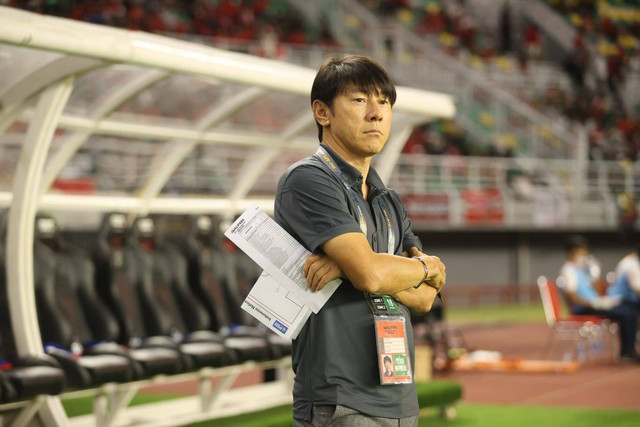 Pelatih Indonesia Shin Tae-yong saat melawan tim Vietnam pada pertandingan babak kualifikasi Piala Asia U-20 2023 Grup F di Stadion Gelora Bung Tomo, Surabaya, Jawa Timur, Minggu (18/9/2022). Foto: PSSI