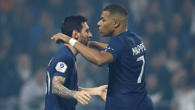 Lionel Messi dari Paris St Germain merayakan gol pertama mereka dengan Kylian Mbappe saat pertandingan di Groupama Stadium, Lyon, Prancis. Foto: Stephane Mahe/Reuters