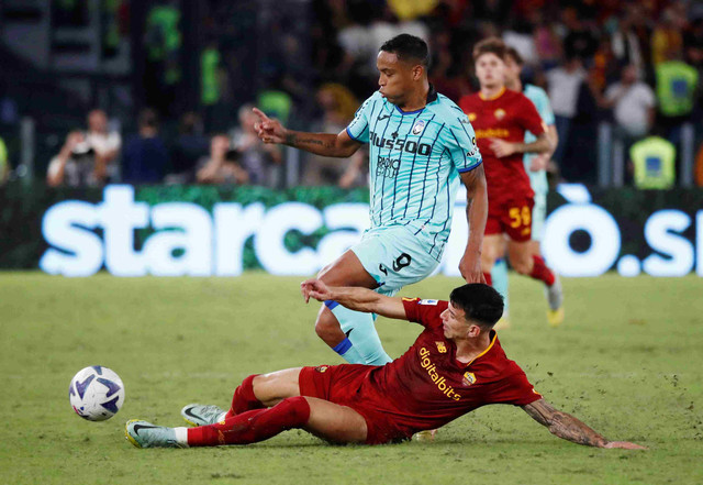 Pemain Atalanta Luis Muriel duel dengan pemain AS Roma Roger Ibanez di Stadio Olimpico, Roma. Foto: Alessandro Garofalo/Reuters
