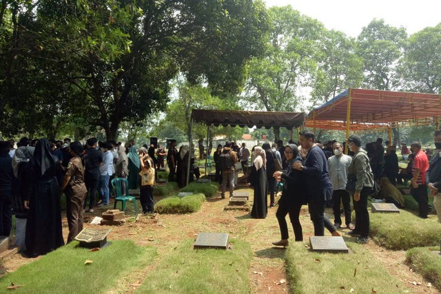 Suasana pemakaman putra Jaksa Agung Muda Intelijen (Jamintel) Kejaksaan Agung, Amir Yanto, M Singgih Adika di TPU Pondok Ranggon, Senin (19/9/2022). Foto: Ananta Erlangga/kumparan