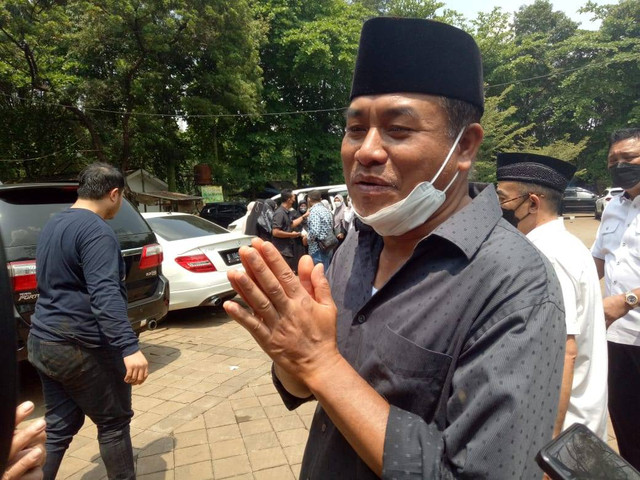 Jaksa Agung Muda Intelijen (Jamintel) Kejaksaan Agung, Amir Yanto meminta doa atas kepergian putranya di TPU Pondok Ranggon. Foto: Ananta Erlangga/kumparan
