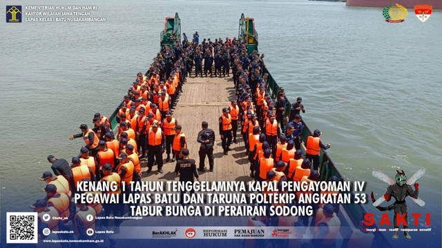 Sejumlah Pejabat Struktural Lembaga Pemasyarakatan Kelas I Batu Nusakambangan dan Taruna Poltekip Angkatan 53 melakukan tabur bunga di perairan sekitar dermaga Sodong, Pulau Nusakambangan, foto : Humas Lapas Batu