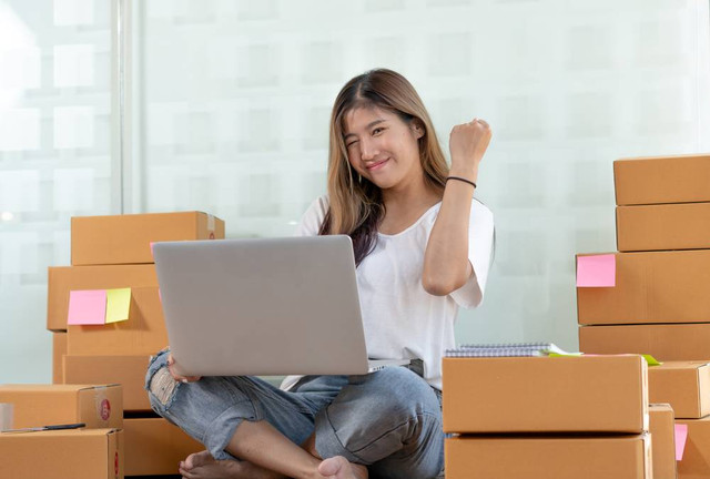 Ilustrasi mengelola online shop. Foto: Shutterstock