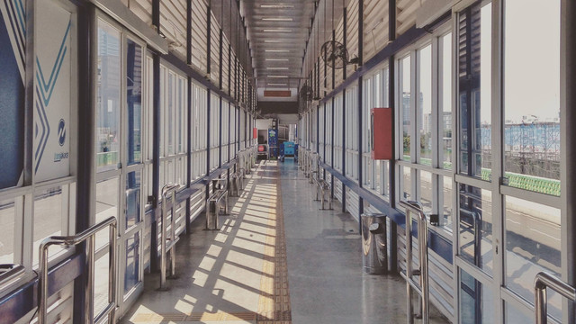 Ilustrasi halte busway terdekat dari Stasiun Kranji, foto oleh Izhar Azharudin di Unsplash